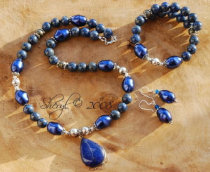 Sieraden met pyriet en blauwe edelsteen